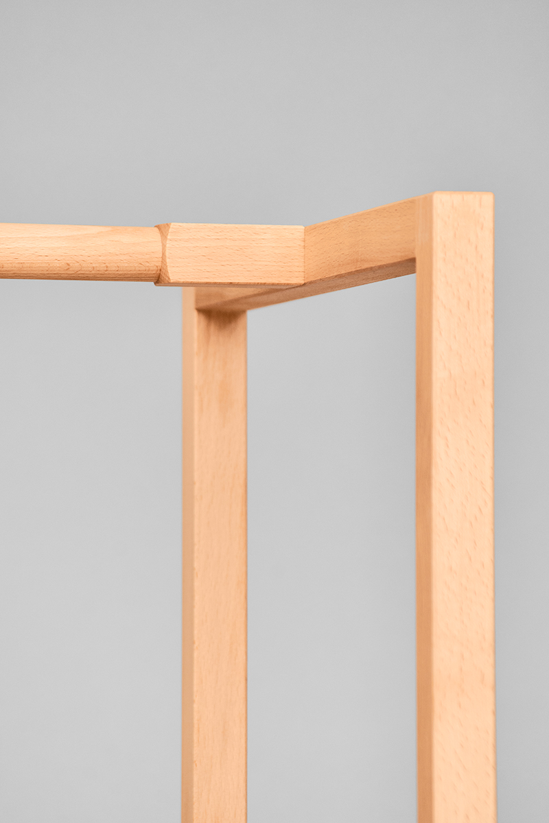 garderobe-aus-massivholz-kleiderstange