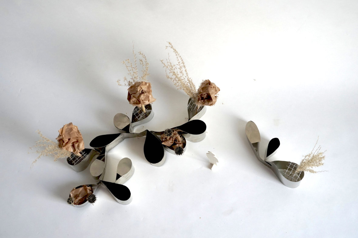 Anwendung der Form auf Metallelemente mit Sitzflächen und Pflanzmöglichkeiten - Maria Chiara Sgarbi